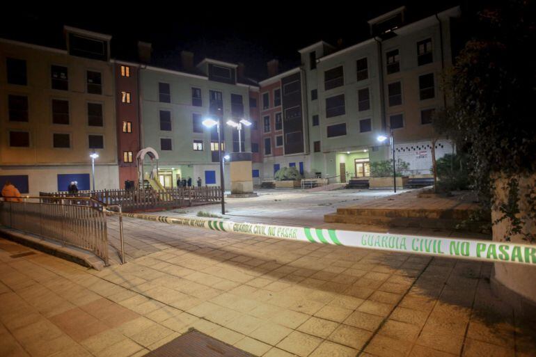 GRA499. SAN JUAN DE LA ARENA (ASTURIAS), 27/11/2014.- Lugar en el que un vecino de la localidad asturiana de San Juan de la Arena, de 55 años y recientemente separado, al parecer, ha matado a sus dos hijas de 7 y 9 años, que vivían habitualmente con su madre. La Guardia Civil localizó el cadáver del padre bajo el viaducto de la Concha de Artedo, en la autopista A-8, uno de los más altos de Asturias. EFE/JL Cereijido