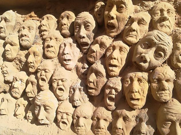 Caras encontradas el viernes en la muralla de la Puerta de Almodóvar.