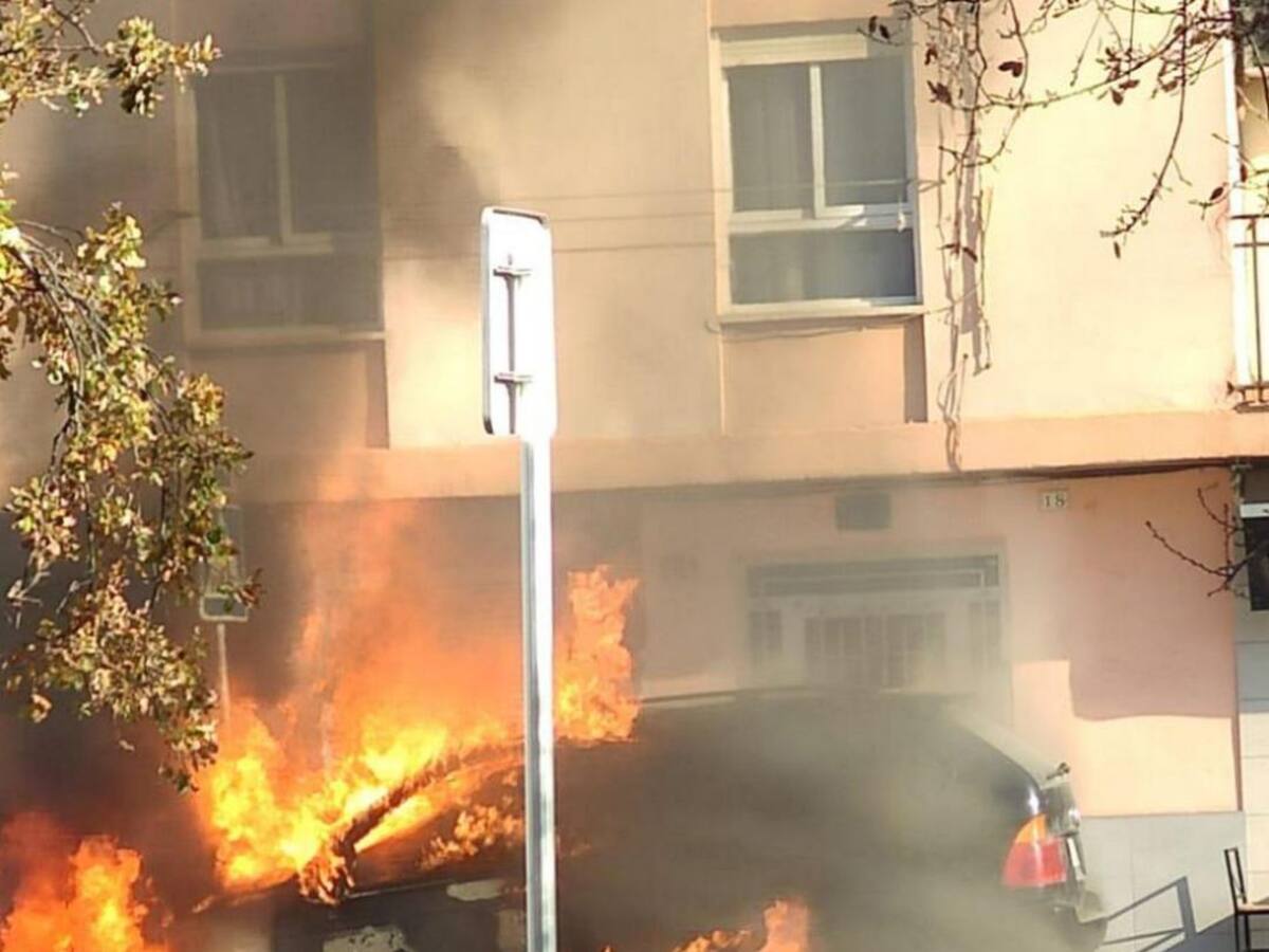 Incendio en un coche mientras circulaba por una calle del Grau