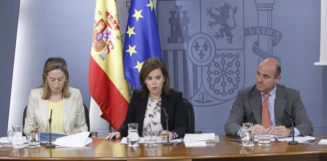 La vicepresidenta del Gobierno, Soraya Sáenz de Santamaría. la ministra de Fomento, Ana Pastor, y el ministro de Economía y Competitividad, Luis de Guindos durante la rueda de prensa posterior a la reunión del Consejo de Ministros