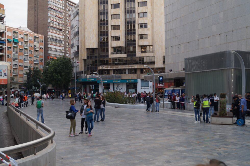 Es una mañana normal en el centro de Murcia, la gente pasea y se reúne en la Avenida de la Libertad.