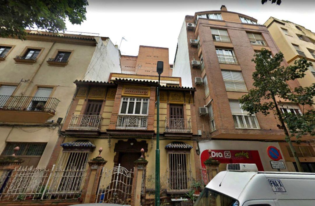 Villa Paquita, encajonada entre dos edificios de mayor altura, en calle Ferrándiz (Málaga)