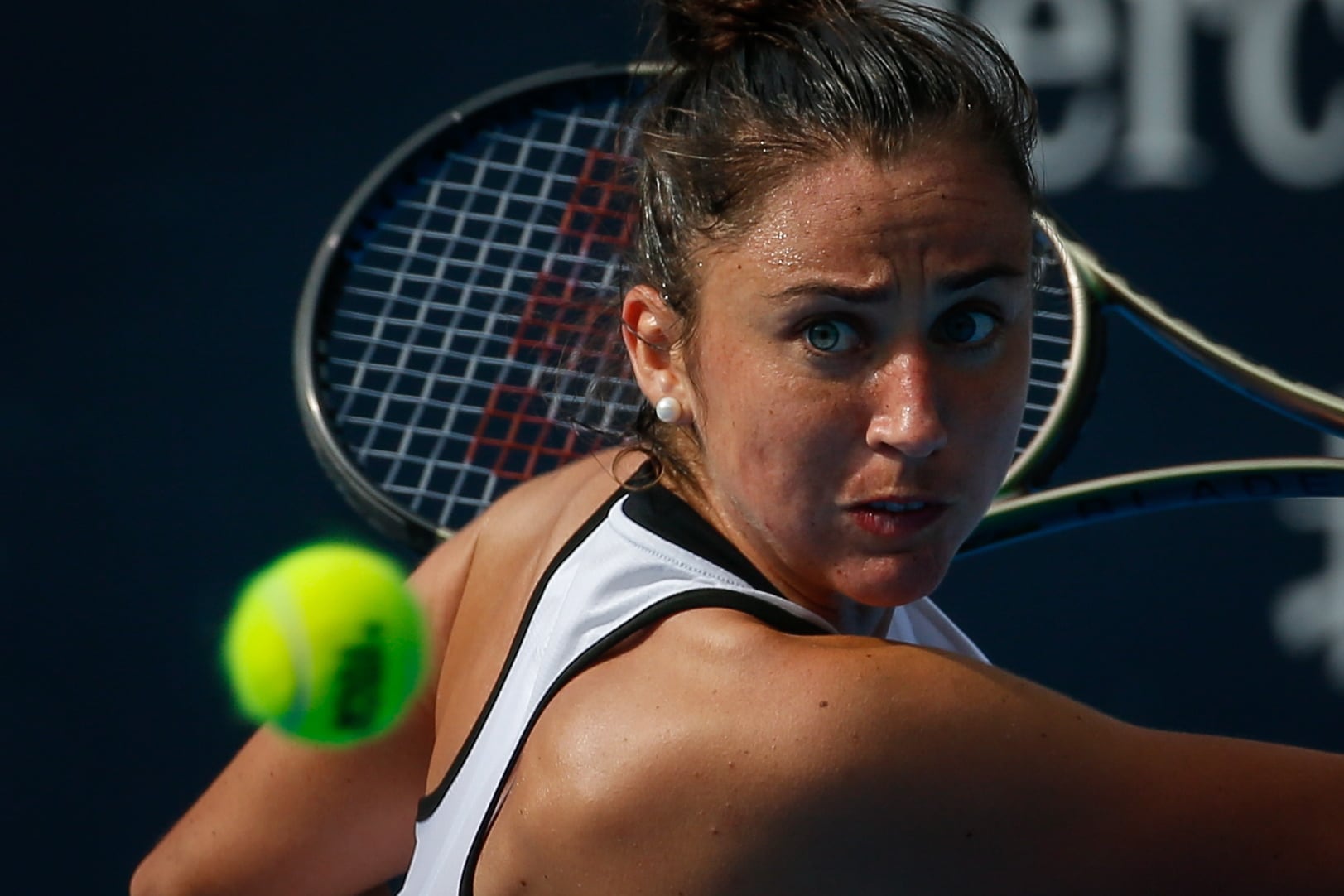 Beijing (China), 02/10/2023.- Sara Sorribes Tormo of Spain in action during her match against Iga Swiatek of Poland in the China Open tennis tournament in Beijing, China, 02 October 2023. (Tenis, Polonia, España) EFE/EPA/MARK R. CRISTINO
