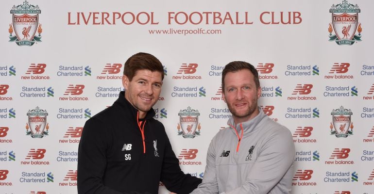 Steven Gerrard posa junto a Alex Inglethorpe, director de la Academia del Liverpool