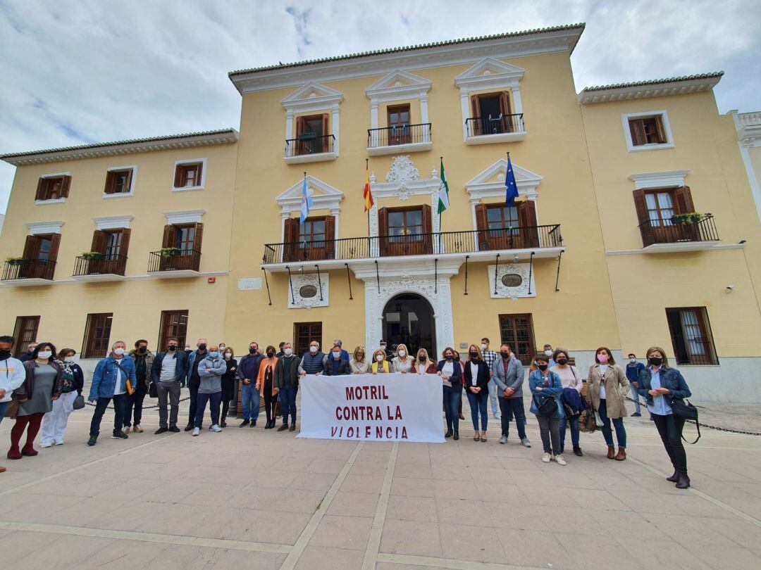 La corporación municipal guardan un minuto de silenccio  y condenan el último crimen ocurrido en Motril