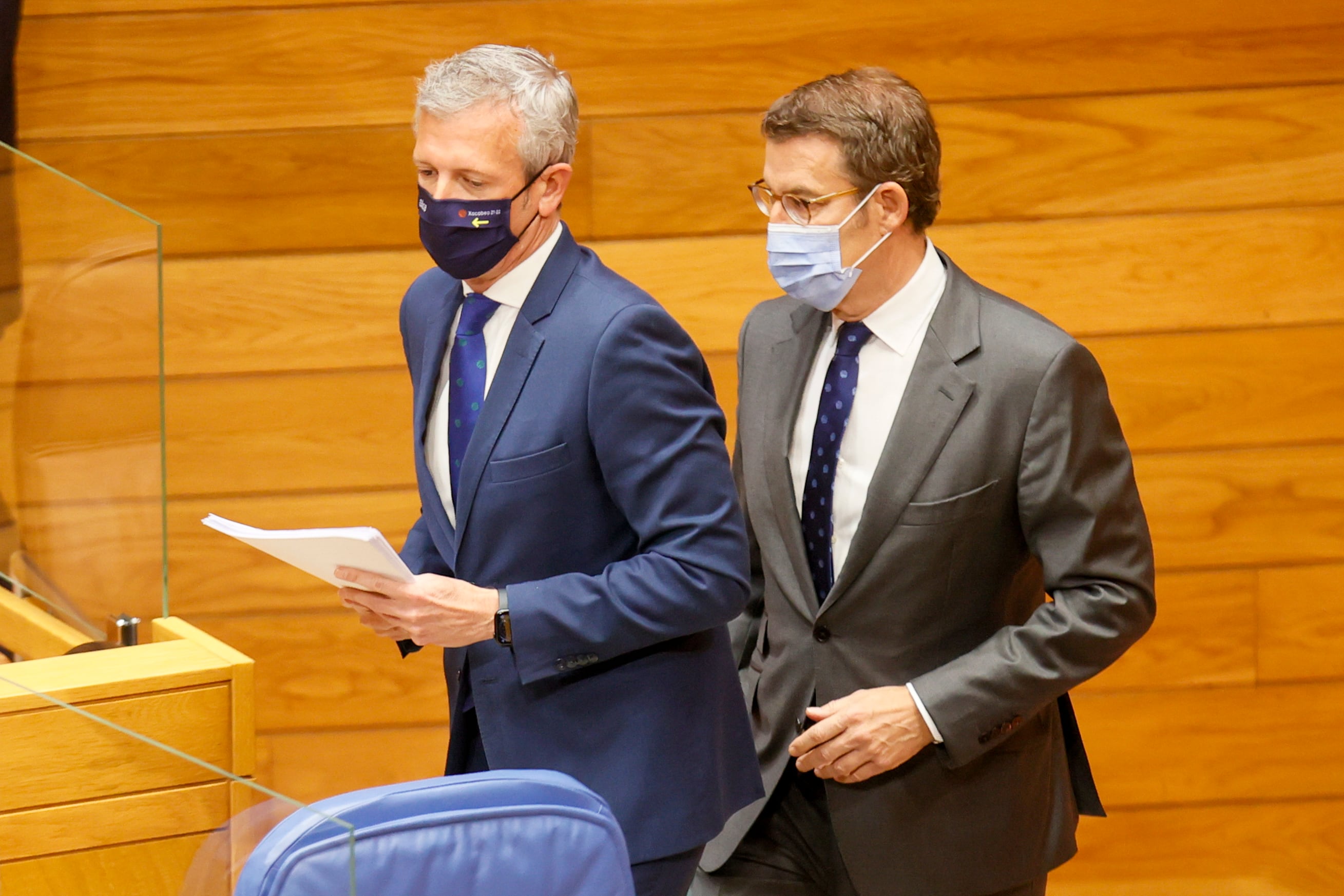 Alfonso Rueda acompañado por AlbertoNúñez Feijóo antes de pronunciar este martes su discurso de investidura en el Parlamento gallego en la primera jornada del debate tras el cual relevará a Núñez Feijóo en la Presidencia de la Xunta, este martes, en el Parlamento de Galicia en Santiago de Compostela.