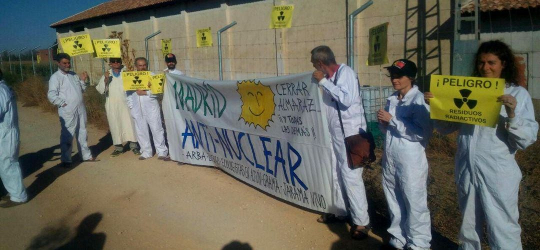 Los voluntarios han señalizado las zonas afectadas donde se enterraron residuos nucleares