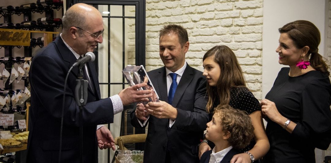 El director de Radio Jaén, Manuel Palomo, entrega un reconocimiento al odontólogo Manuel Campaña bajo la mirada de sus hijos y su mujer.