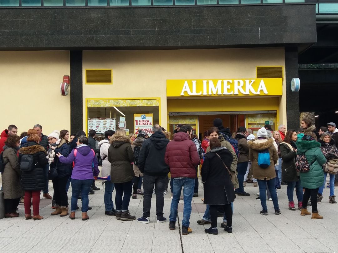 Trabajadores concentrados ante el Alimerka de la avenida de Santander, en Oviedo.