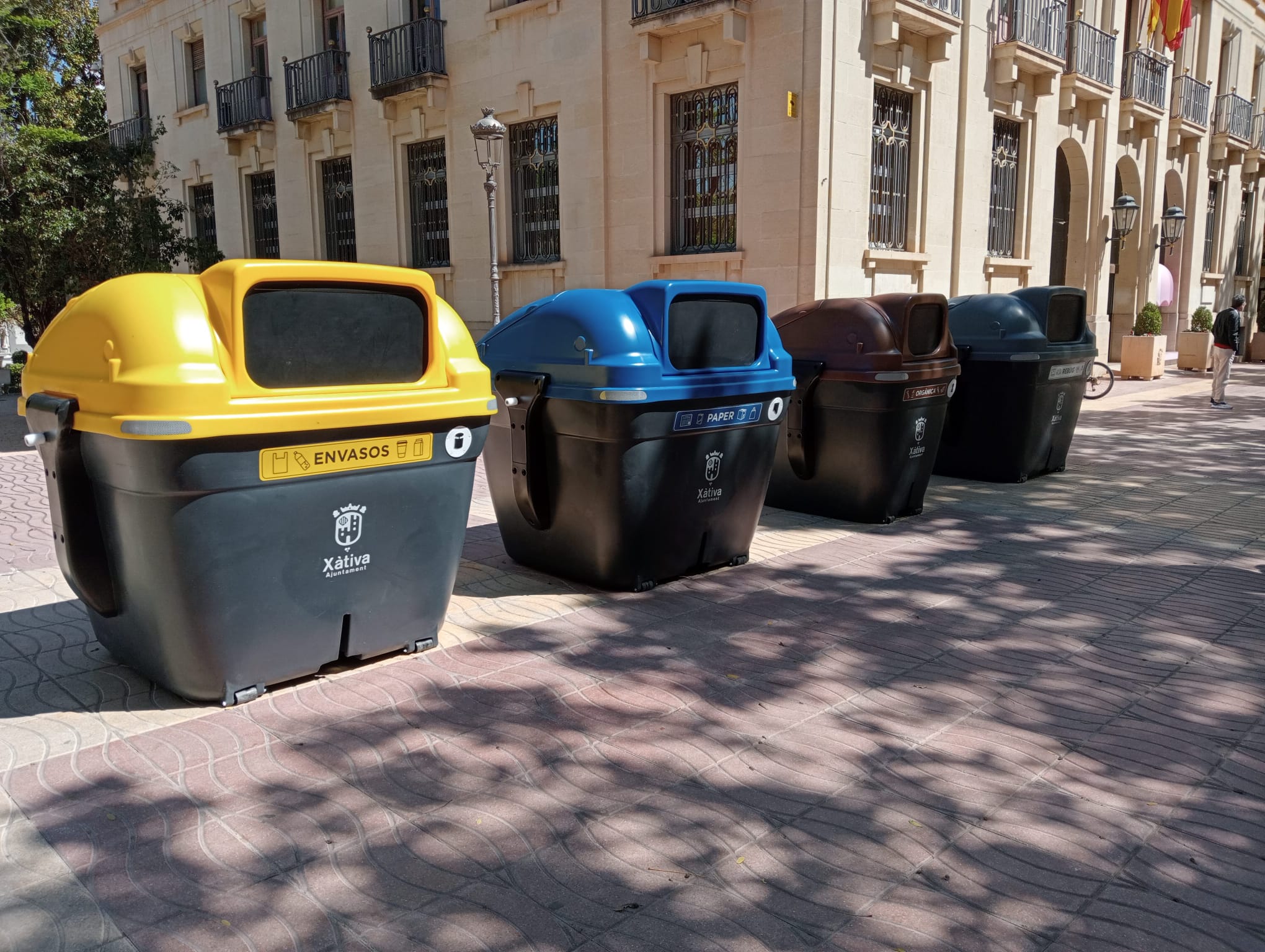 Los contenedores que formarán las islas de compostaje en Xàtiva