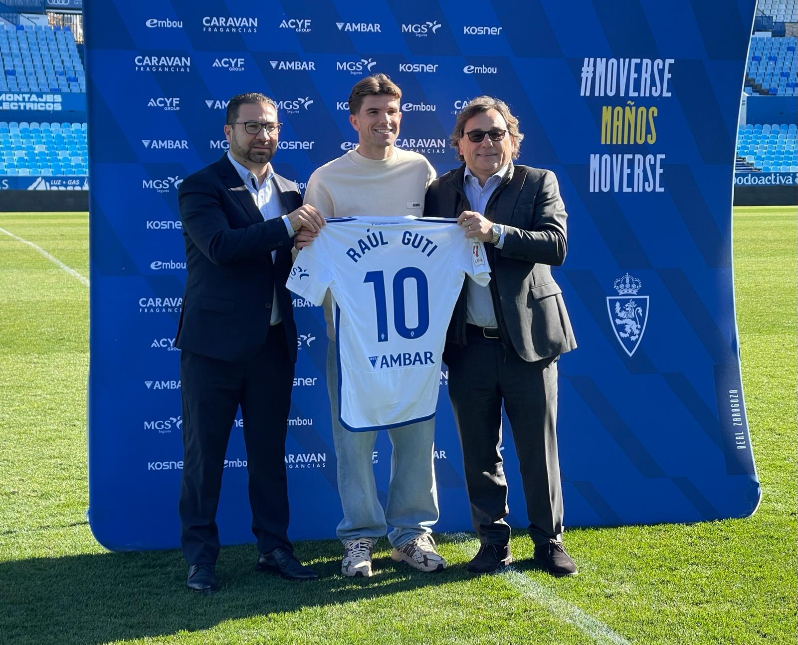 Raúl Guti, junto a Raúl Sanllehí y Juan Carlos Cordero, en su regreso la temporada pasada al Real Zaragoza