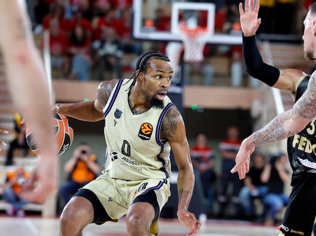 MONACO (Monaco), 24/04/2026.- Kevin Punter of FC Barcelona in action during the Euroleague Basketball Play-in match between AS Monaco and FC Barcelona, in Monaco, 24 April 2026. (Baloncesto, Euroliga) EFE/EPA/SEBASTIEN NOGIER