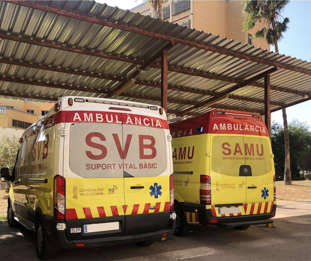 Dos tipos de ambulancias de la Generalitat Valenciana, el Soporte Vital Básico, y un SAMU