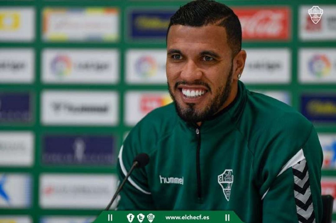 Jonathas de Jesús en la Sala de Prensa del Elche C.F.