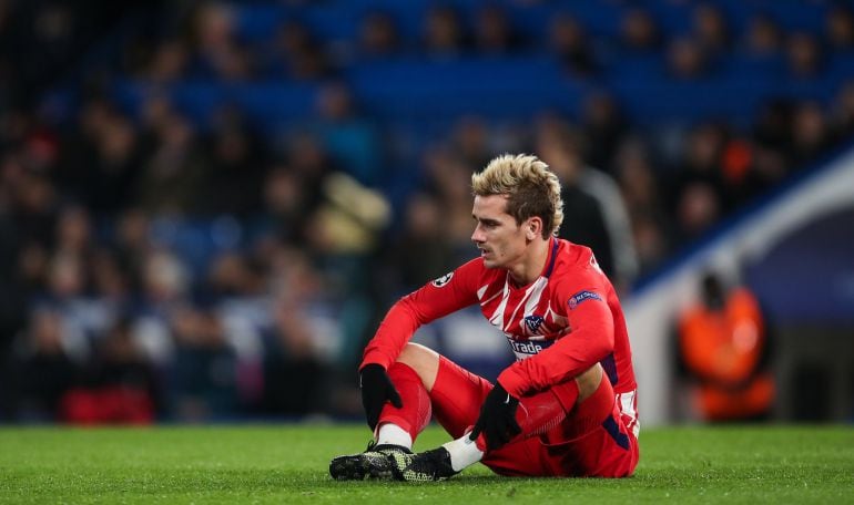 Griezmann, sentado en el césped de Stamford Bridge