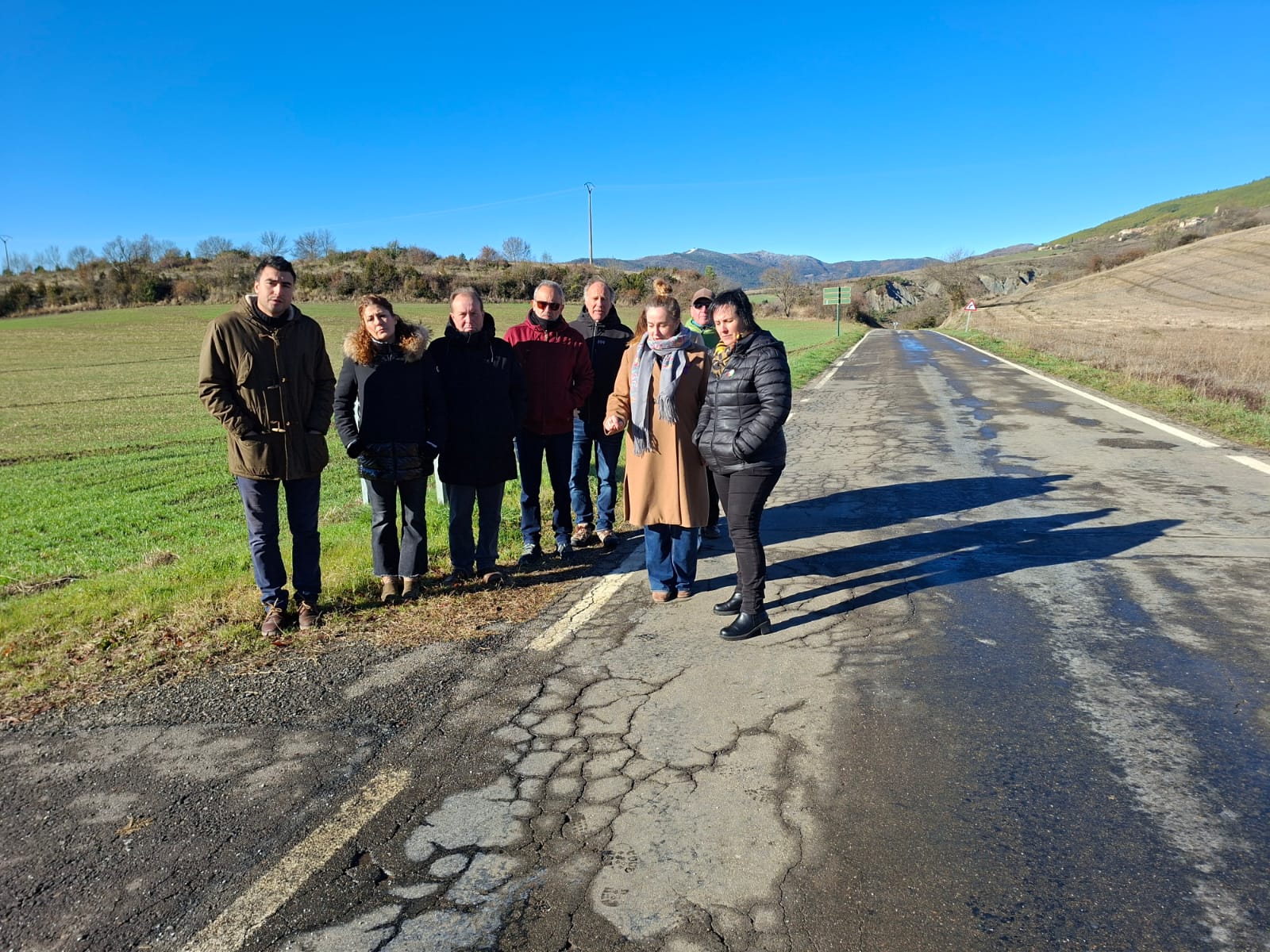 El grupo socialista visitaba este martes la carretera para denunciar su estado de conservación
