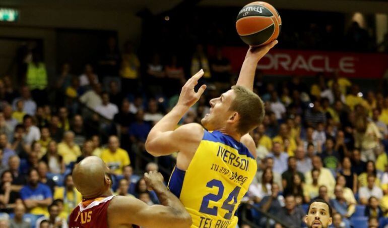 Colton Iverson, durante un partido con la camiseta del Maccabi.