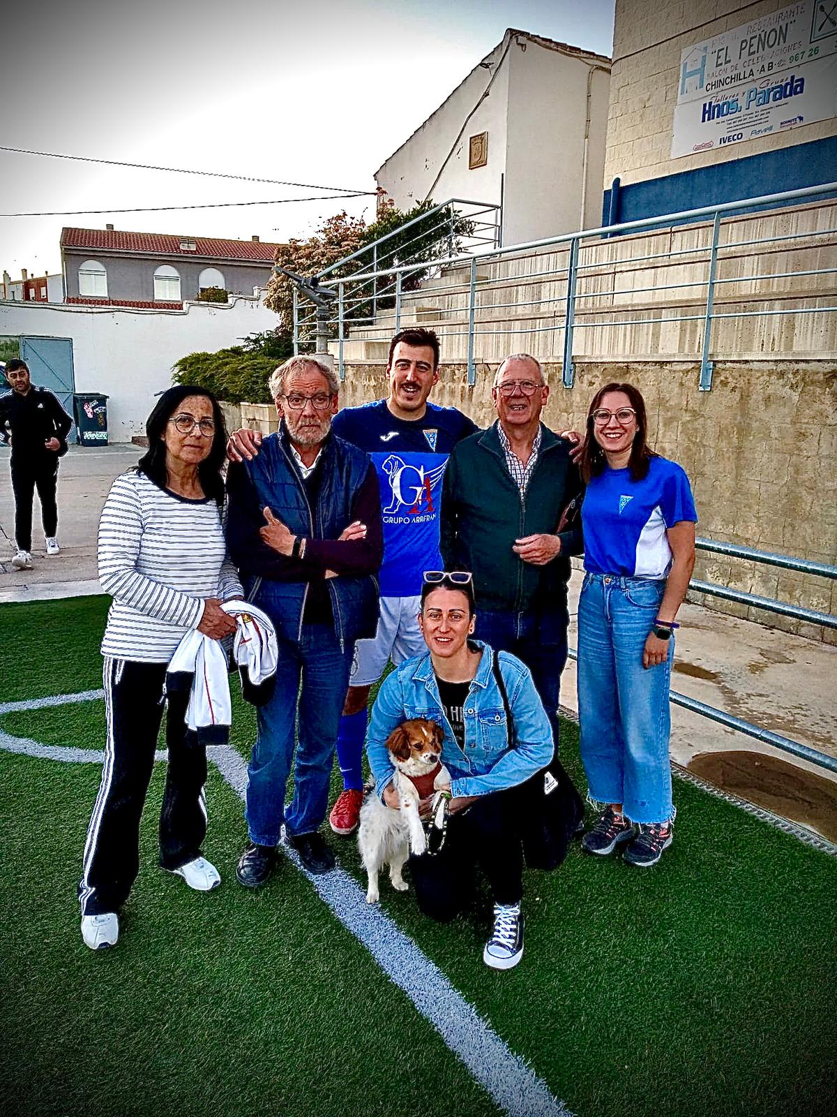 Pinto, con su familia