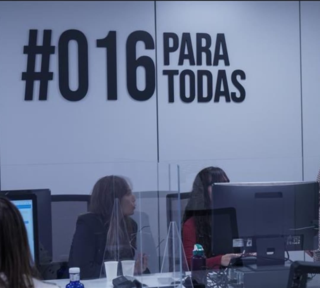 Varias teleoperadoras responden a llamadas que llegan al servicio 016.