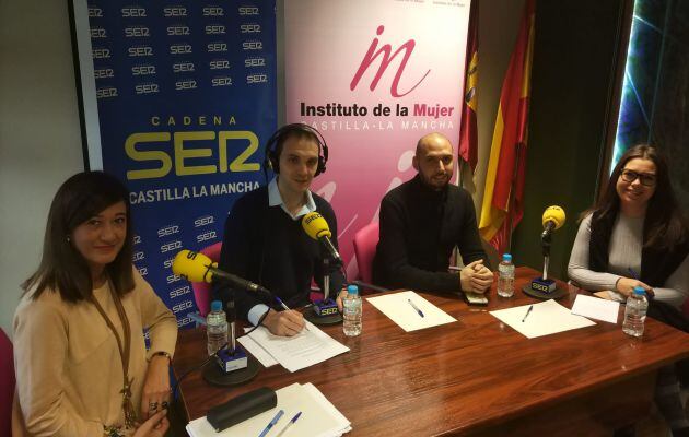 De izquierda a derecha, Pilar Callado, directora del Instituto de la Mujer; el director de 'La Ventana de Castilla-La Mancha', Daniel Rodríguez; el coordinador del programa de Atención a Menores, Pablo Nieva y la delegada provincial de Toledo de la Consejería de Igualdad, Nuria Cogolludo