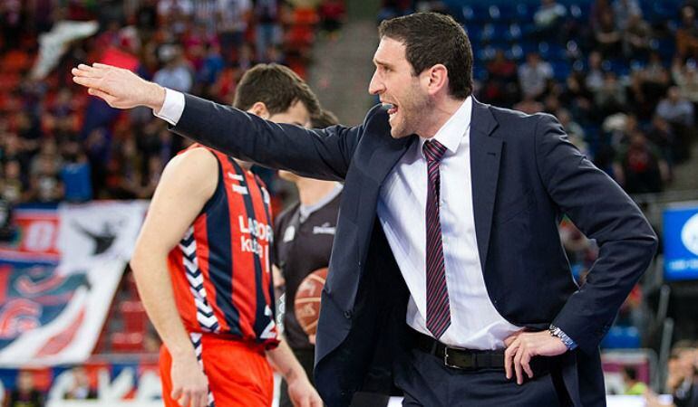 Ibon Navarro da instrucciones al frente del banquillo de Baskonia