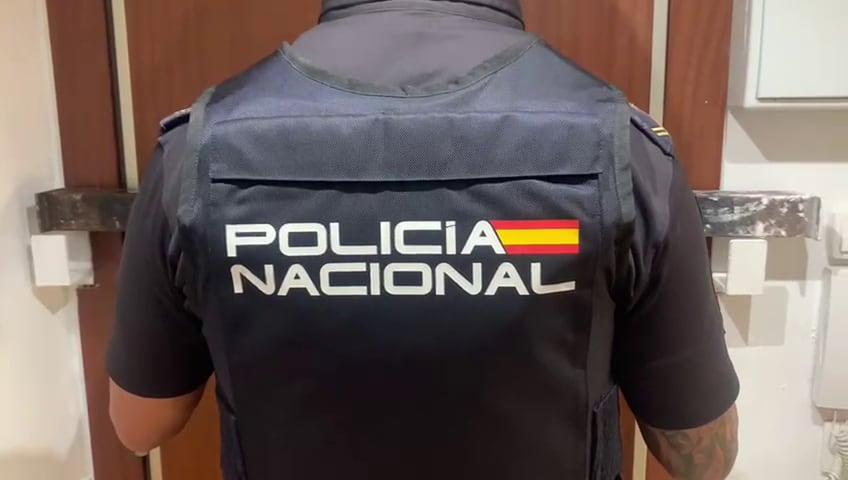 Barra de hierro en la puerta de la vivienda