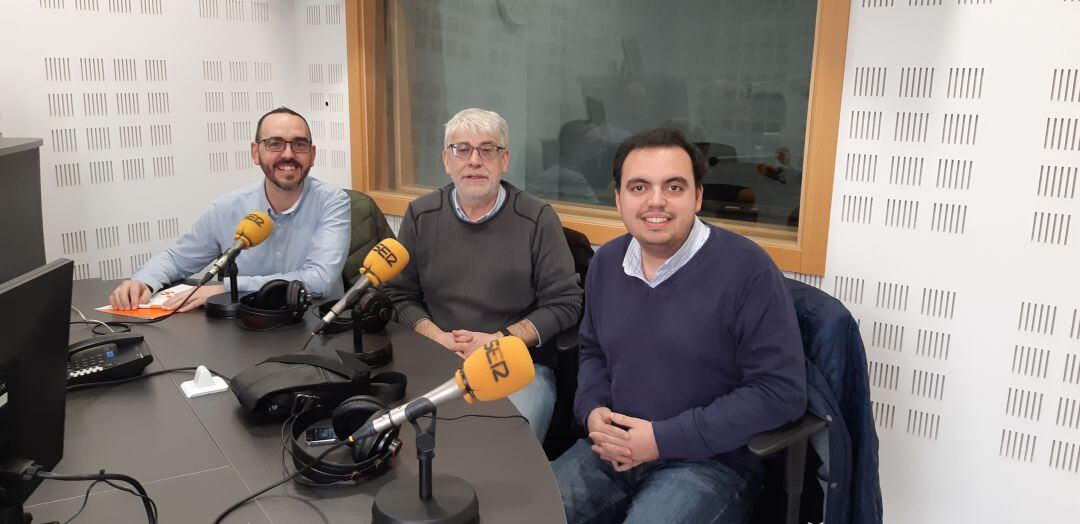 De derecha a izquierda, Héctor Añover, portavoz del PP en Ciempozuelos, Pedro Vigil, portavoz de Unidas Podemos en Fuenlabrada, y Guillermo Alegre, portavoz de Ciudadanos en Parla.