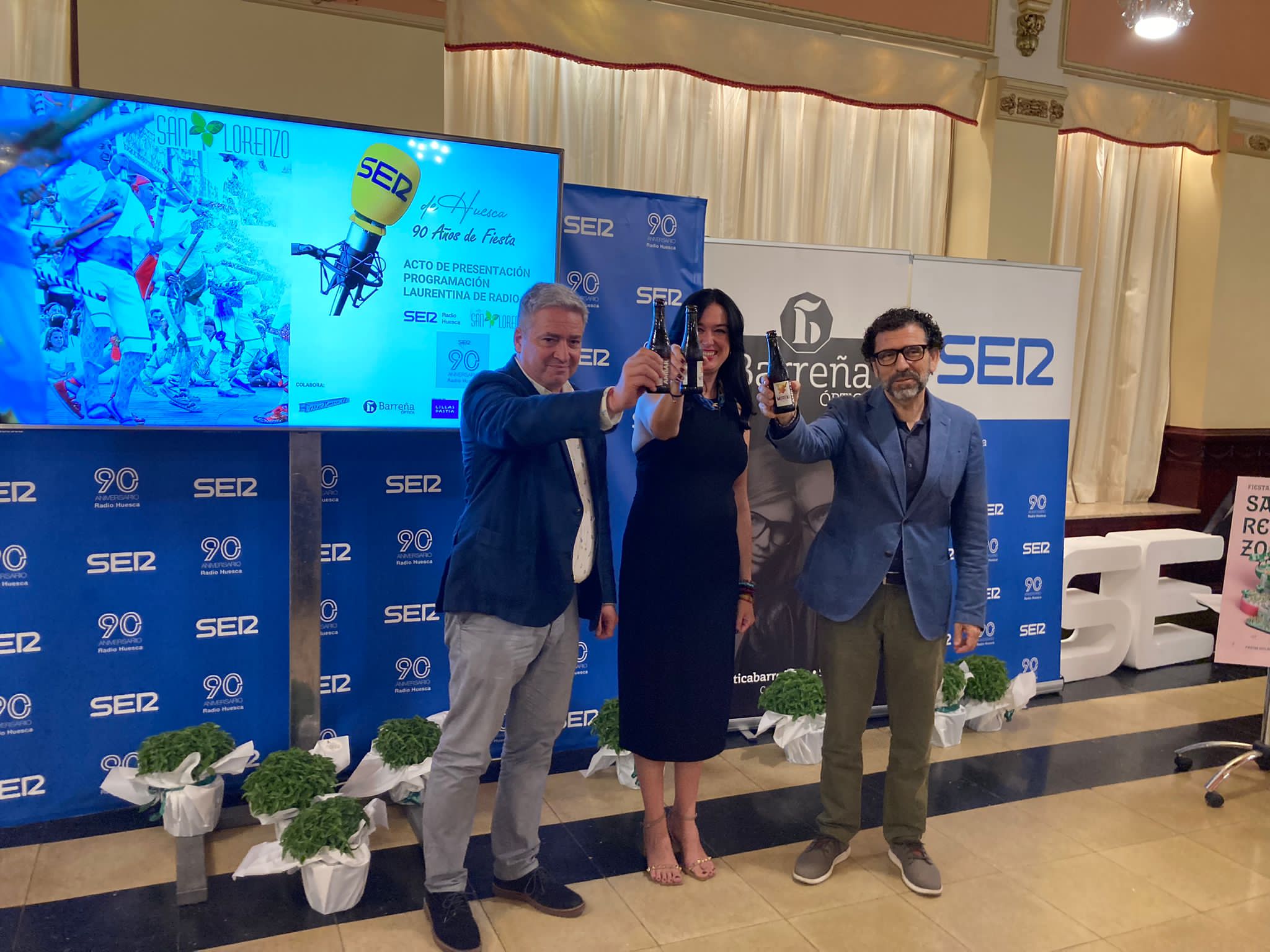 Enrique Mored, Lorena Orduna y Enrique Torguet brindaron por las fiestas de San Lorenzo y el 90 Aniversario de Radio Huesca