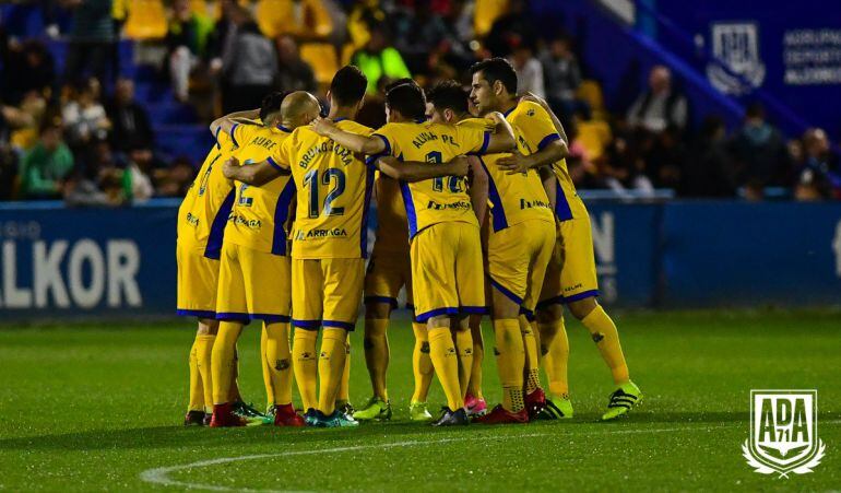 Jugadores del Alcorcón en el centro del campo