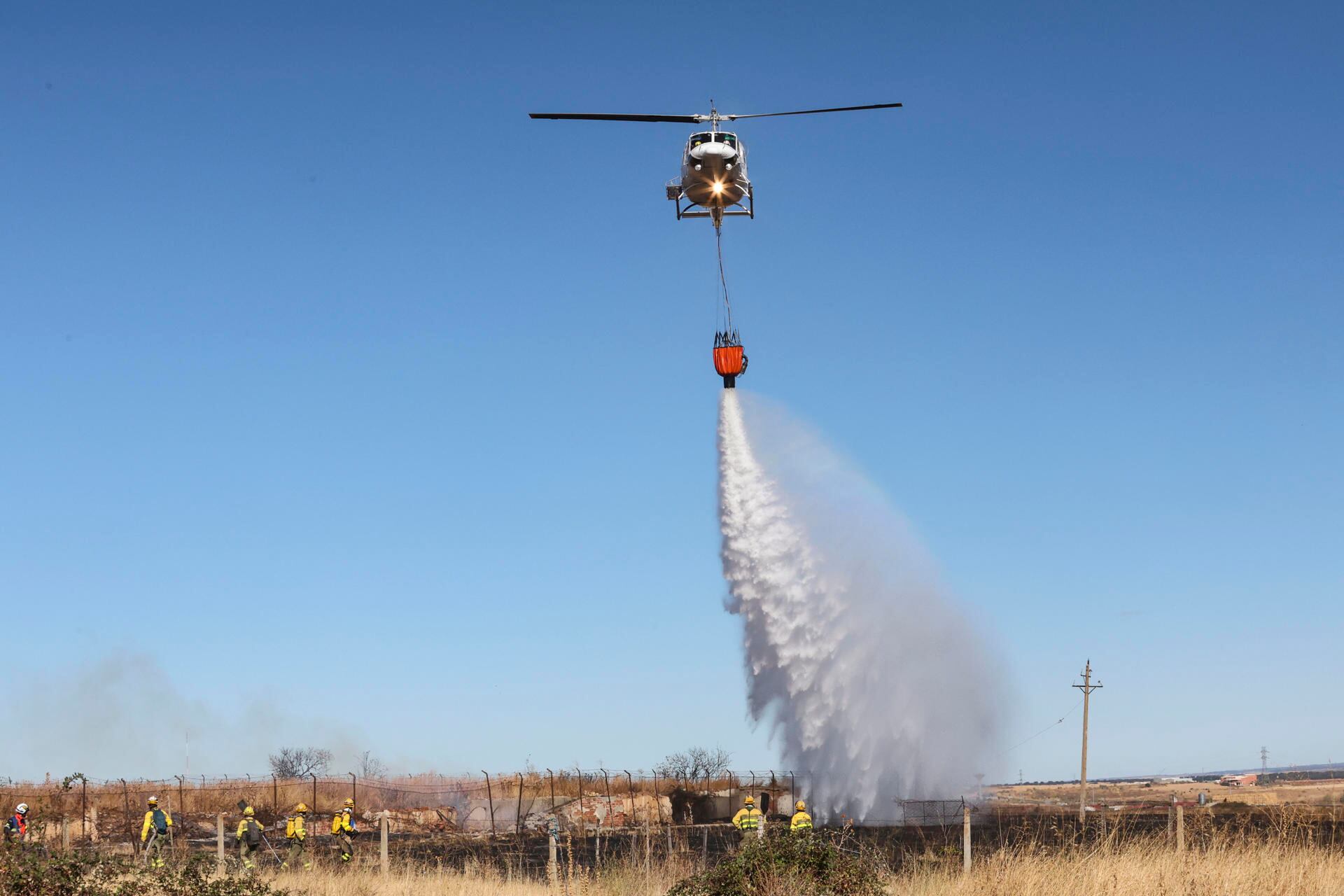 ALDEATEJADA (SALAMANCA) 22/09/2025.- Los bomberos han sofocado un incendio forestal declarado este lunes cerca del campo de maniobras &#039;Los Montalvos&#039;, a la altura del Poblado de Vistahermosa en Aldeatejada (alfoz de Salamanca), que ha obligado a cortar la carretera de Matilla. EFE/JM García
