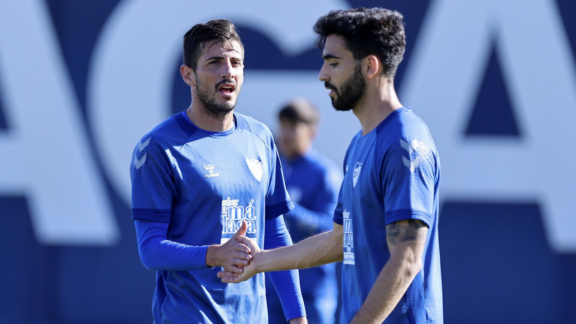 Juande y Chavarría se saludan en el entrenamiento del lunes