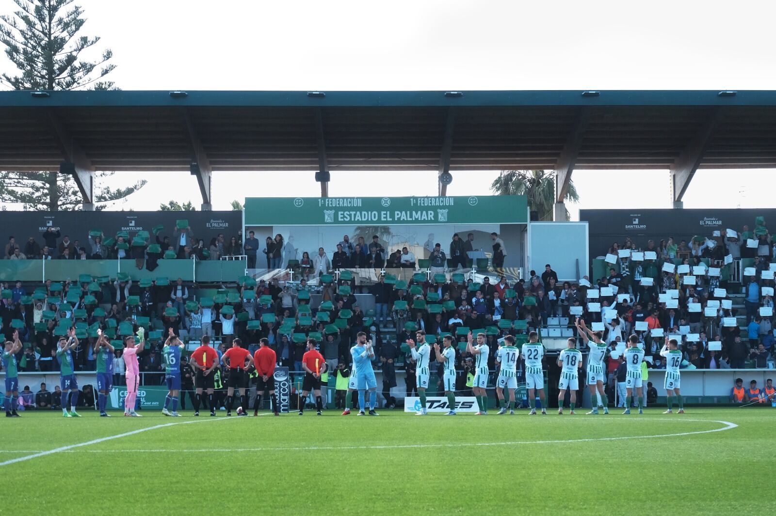 El estadio de El Palmar de Sanlucar de Barrameda registro un lleno para presenciar el encuentro entre el Sanluqueño y el Málaga