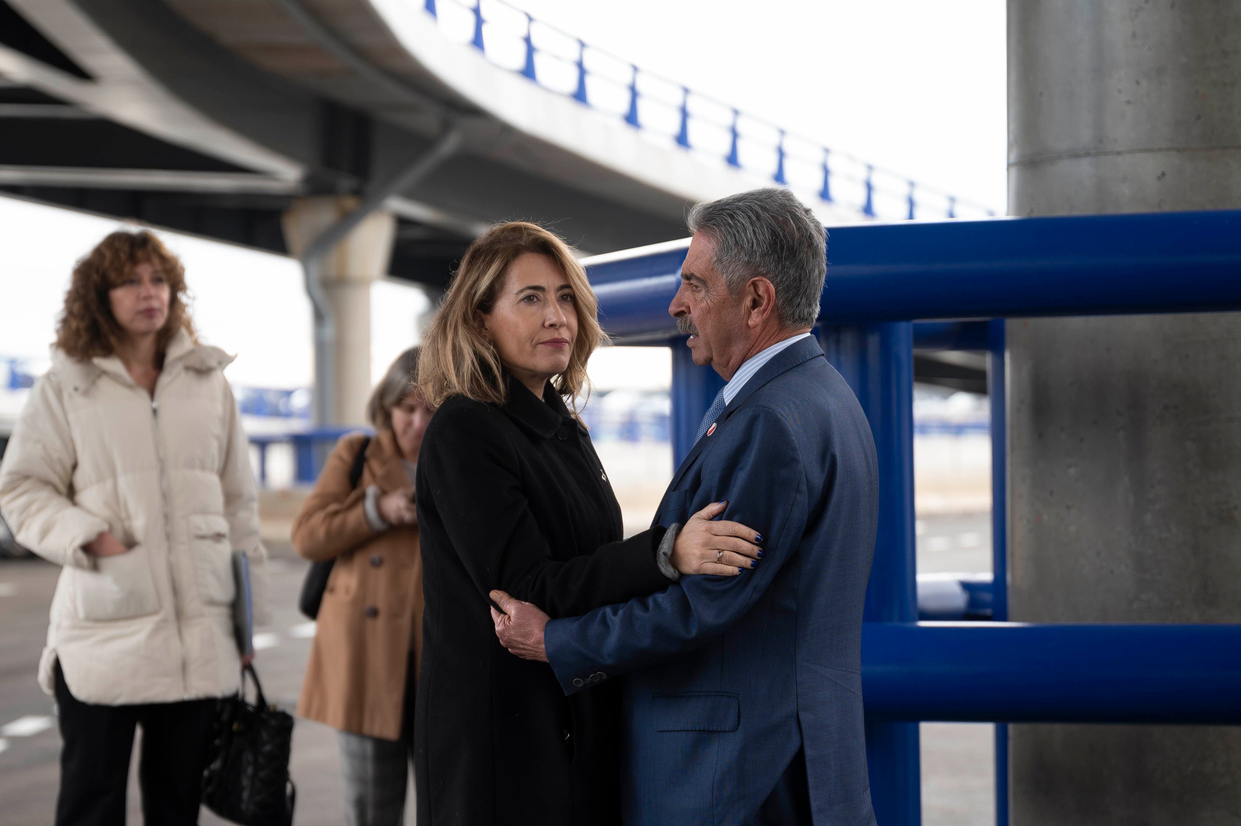 GRAF295. SANTANDER, 01/12/2022.- La ministra de Transportes, Movilidad y Agenda Urbana, Raquel Sánchez (i) saluda al presidente cántabro, Miguel Ángel Revilla (d), durante la inauguración del nuevo acceso al Puerto de Santander desde la autovía A-67, este jueves en Santander. El Gobierno de España va a licitar a principios del próximo año las obras para la creación de un tercer carril en la autovía A-67 entre Santander y Polanco, según ha anunciado la ministra de Transportes, Raquel Sánchez, durante la puesta en servicio del nuevo acceso al puerto de la capital cántabra desde la autovía A-67. EFE/ Pedro Puente Hoyos
