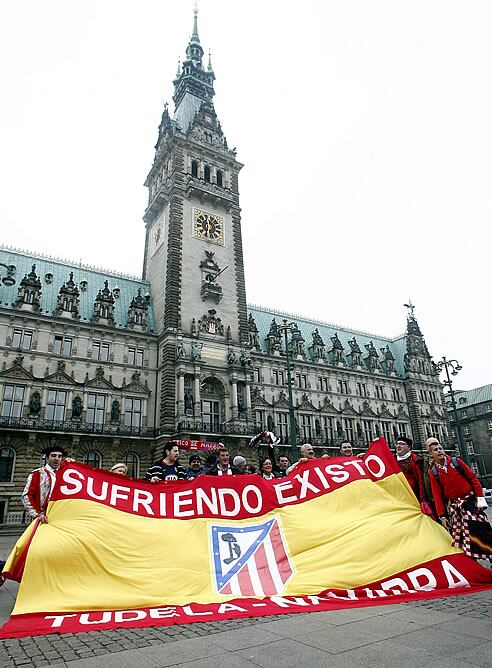 Aficionados rojiblancos, en el centro de Hamburgo