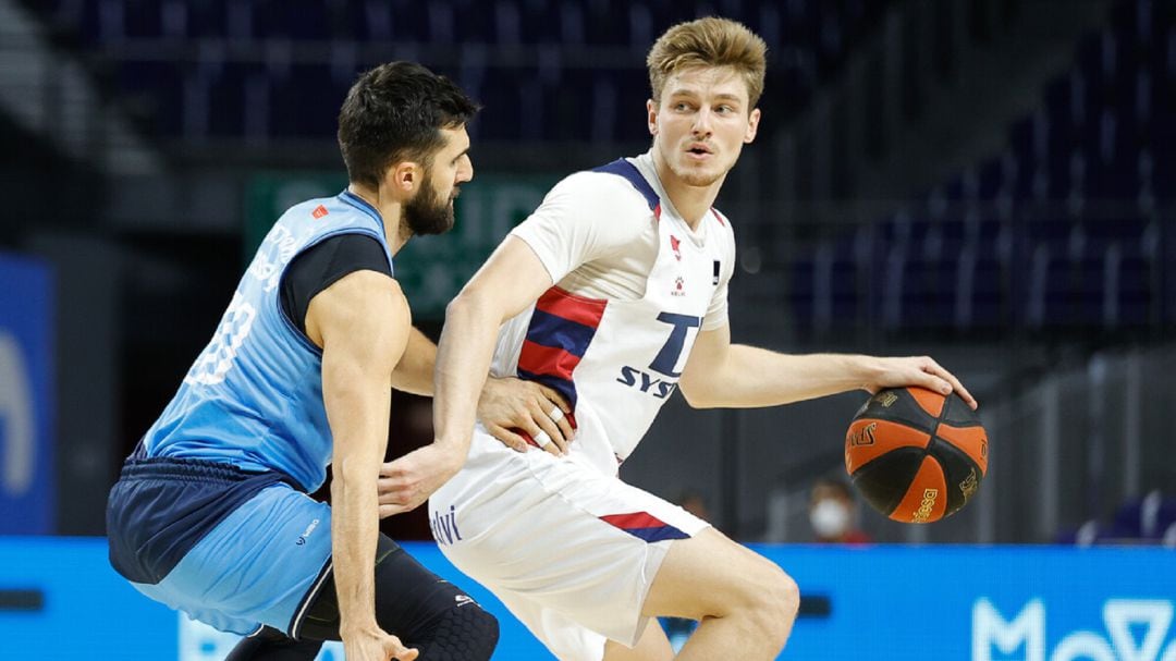 Kurucs controla el balón en el partido ante Movistar Estudiantes.