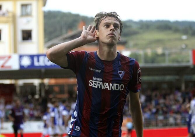Javi Lara celebra su golazo de falta antes del descanso.