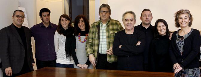 Fotografía facilitada por elBulliFoundation del cocinero Ferrán Adrià (4d), junto al resto de sus colaboradores miembros de la fundación: su mujer Isabel Pérez (4i), Juli Soler (c) y su esposa Marta Sala (d), los hijos de éstos, Pancho Soler (2i) y Rita Soler (3i), su hermano Albert Adrià (3d) y su mujer (2d), y Ernest Laporte (i); tras la firma de constitución del nuevo elBulliFoundation.