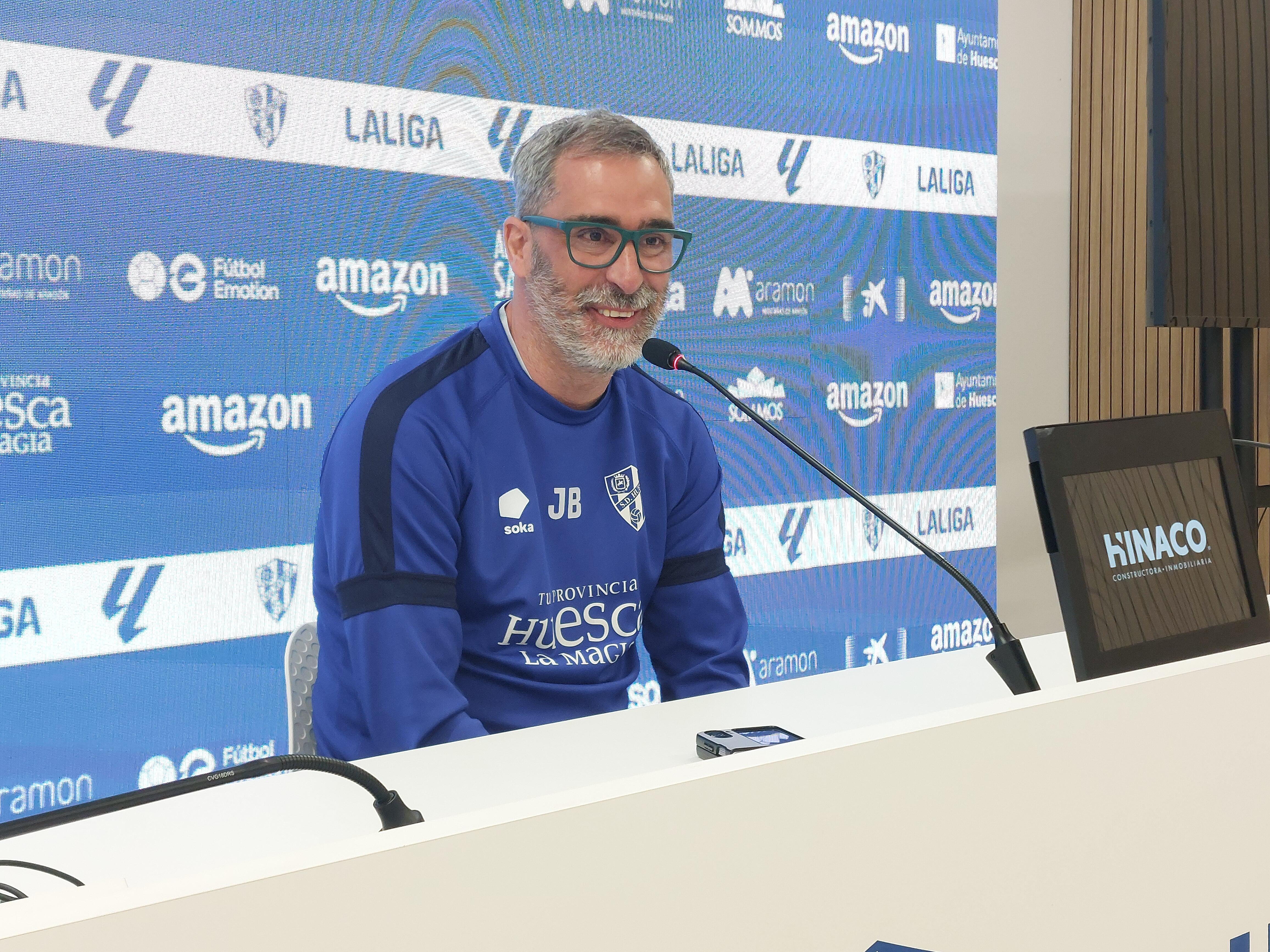 Jon Pérez Bolo sonriente en la previa del partido de la SD Huesca en Valladolid
