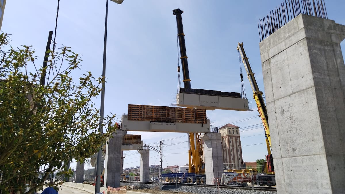 Comienzan a levantar los pórticos del "salto de carnero" en Palencia