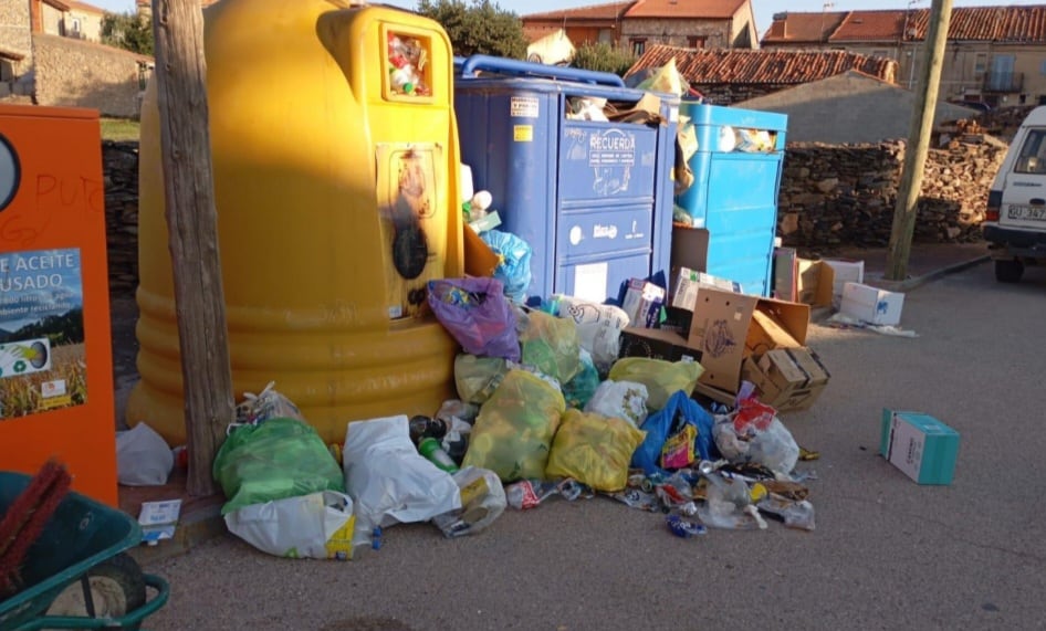 Residuos acumulados en una zona de contenedores de la Mancomunidad Alto Sorbe