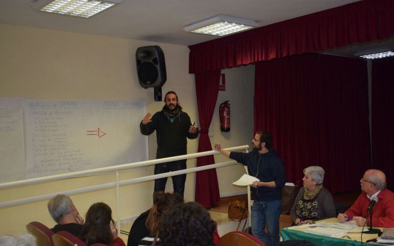 Un momento de la asamblea de Ganemos.