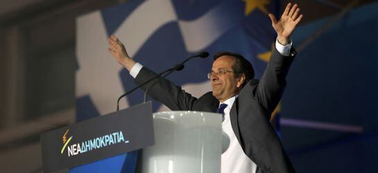 Samarás saludando a sus seguidores tras las segundas elecciones de Grecia en 2012.