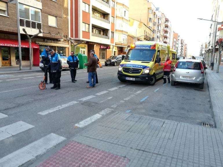 Agentes de la Policía Local toman datos tras un accidente en el casco urbano de Aranda
