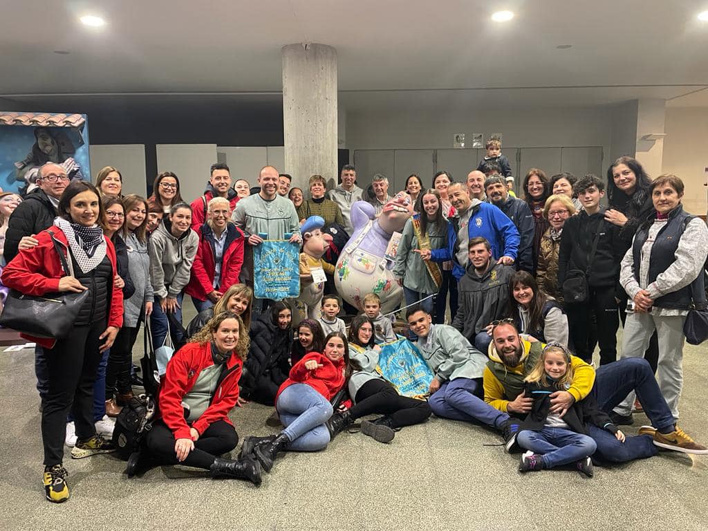 Los falleros de la comisión Passeig de Tavernes de la Valldigna celebrando los banderines.