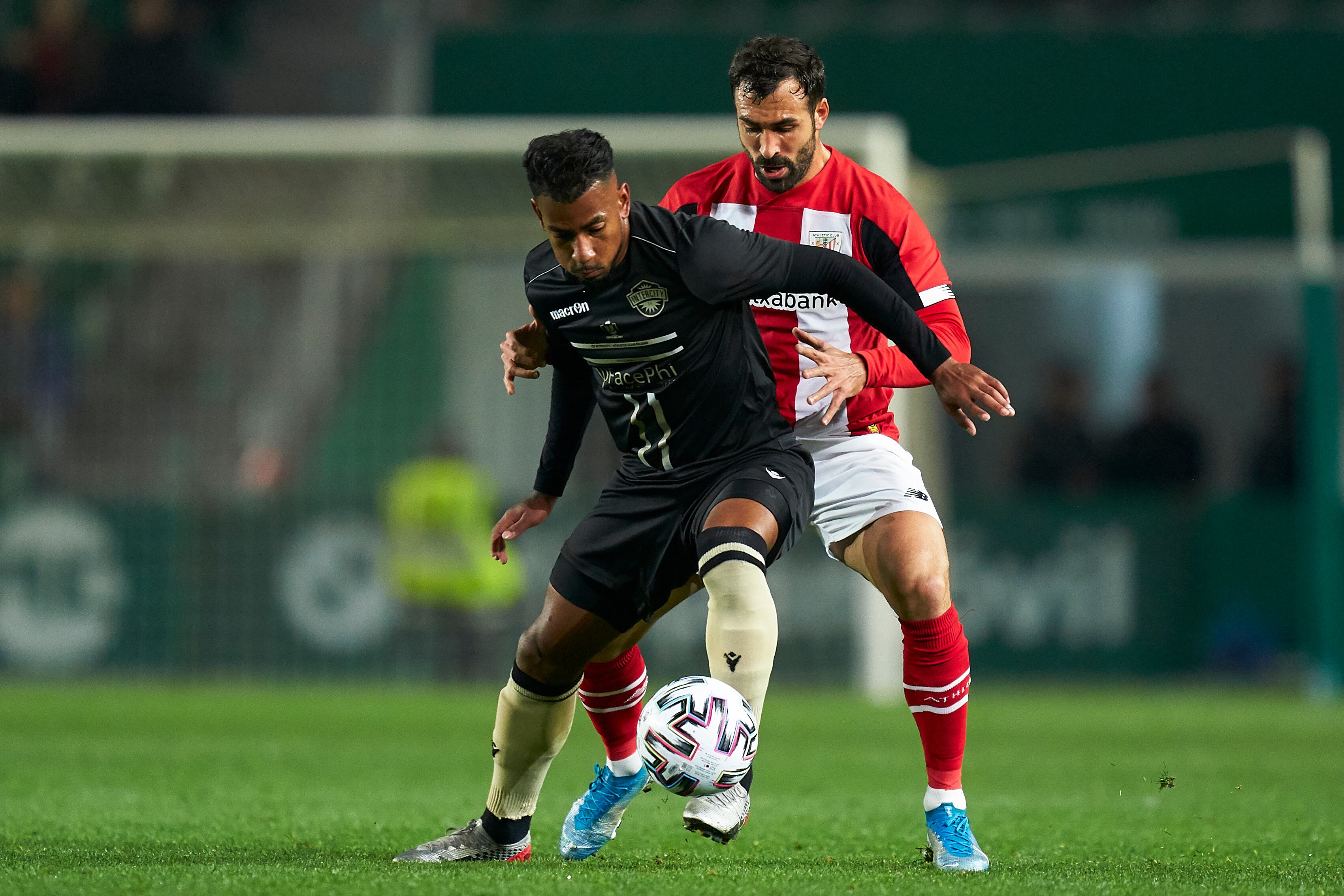 Jordan Gaspar y Balenziaga disputan un balón en el encuentro entre Intercity y Athletic Club.