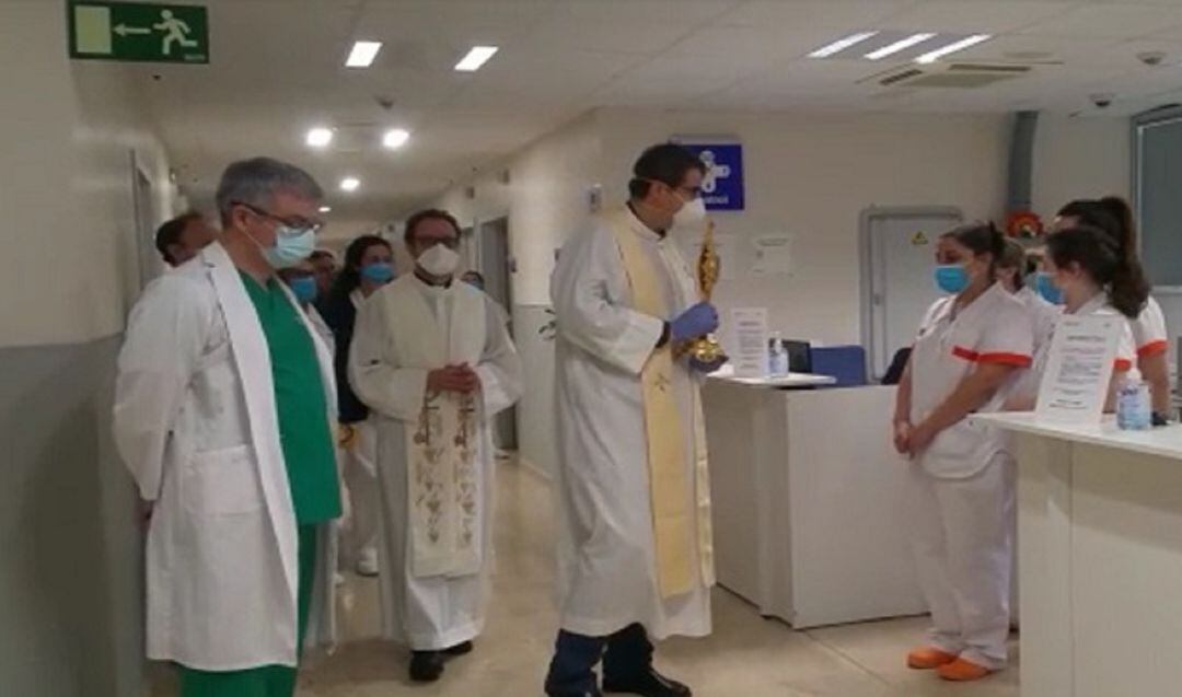 Imagen del Vicario Episcopal de Pastoral Caritativa y Social, Aurelio Carrasquilla, durante su visita al Hospital HM Puerta del Sur de Móstoles 