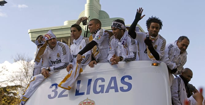 Los jugadores del Real Madrid Marcelo Vieira, Ricardo Izecson &quot;Kaká&quot;, Kleper Laveran &quot;Pepe&quot; y Angel di María a bordo del autobús a su paso por el la Plaza de Colón con destino a la plaza de Cibeles hoy, 3 de mayo de 2012, para celebrar el campeonato de Li