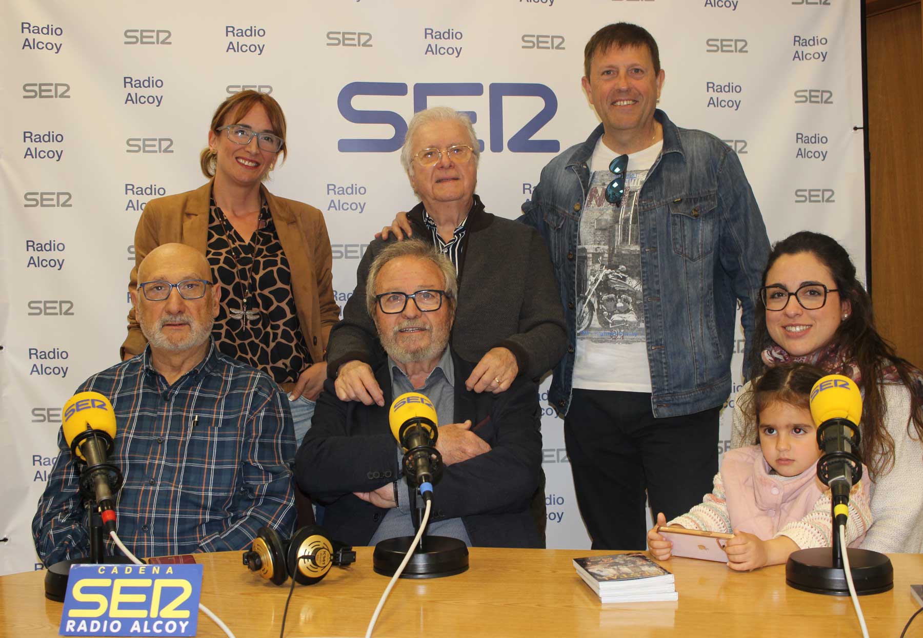 De pie, Amparo Casabuena, Paco Aznar y Jovi Gonzálbez, sentados Toni Martínez, Emilio Carbonell y Andrea Juan, junto a su hija