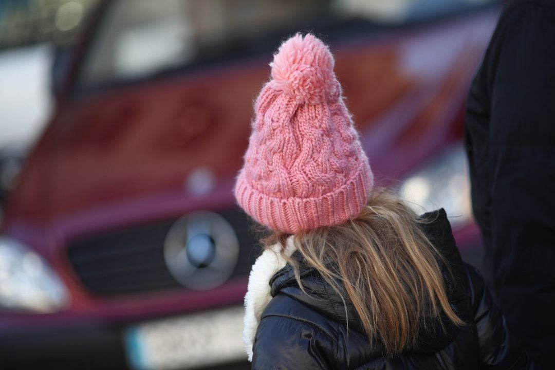 Una joven camina por la calle un día de invierno.