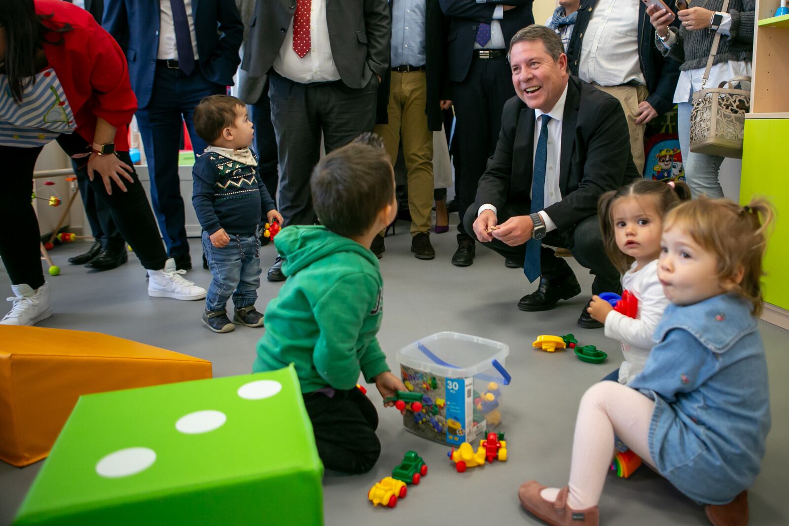 Emiliano García-Page, en la nueva escuela infantil en Cardenete (Cuenca)